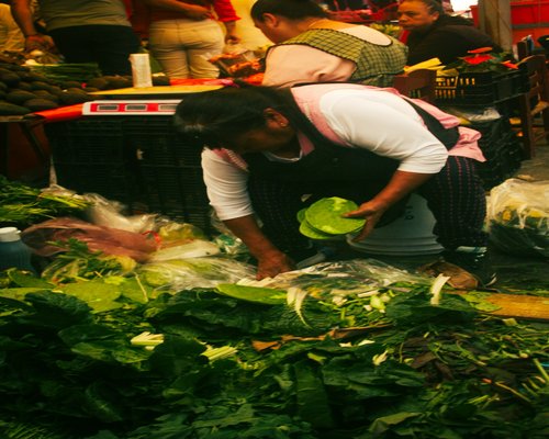 Puesto de verduras frescas en un tianguis o mercado de México